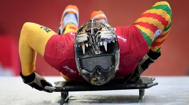 Atlet balap kereta salju, Akwasi Frimpong dari Ghana memulai sesi latihan pada Olimpiade Musim Dingin Pyeongchang 2018 di Olympic Sliding Center di Pyeongchang, Korsel (21/2). Akwasi memakai helm dengan design kepala harimau. (AFP Photo/Mark Ralston)