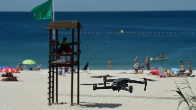 Drone Buat Pantau Jaga Jarak di Pantai
