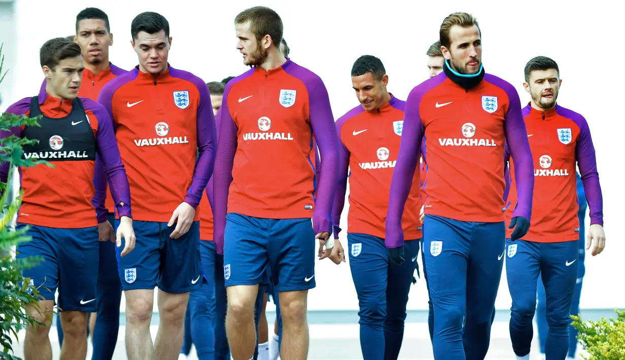 Para pemain Inggris menuju lapangan sebelum berlatih di Tottenham Hotspur Training Ground, Enfield, (4/10/2017). Jika menang atas Slovenia, Inggris dipastikan lolos ke putaran final Piala Dunia 2018.  (AFP/Olly Greenwood)