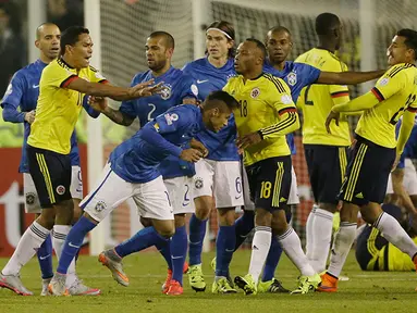 Carlos Bacca mendorong Neymar. (AP Photo/Ricardo Mazalan)