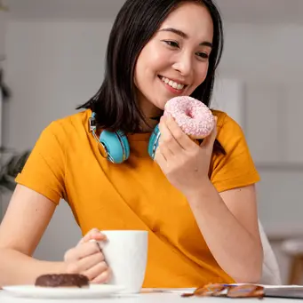 One bite rule, yaitu aturan sederhana untuk tetap bisa menikmati rasa manis tanpa berlebihan. Dengan cara ini, kamu bisa belajar mengontrol diri, menikmati makanan dengan lebih sadar, dan tetap menjaga keseimbangan pola makan. (foto/dok: freepik)