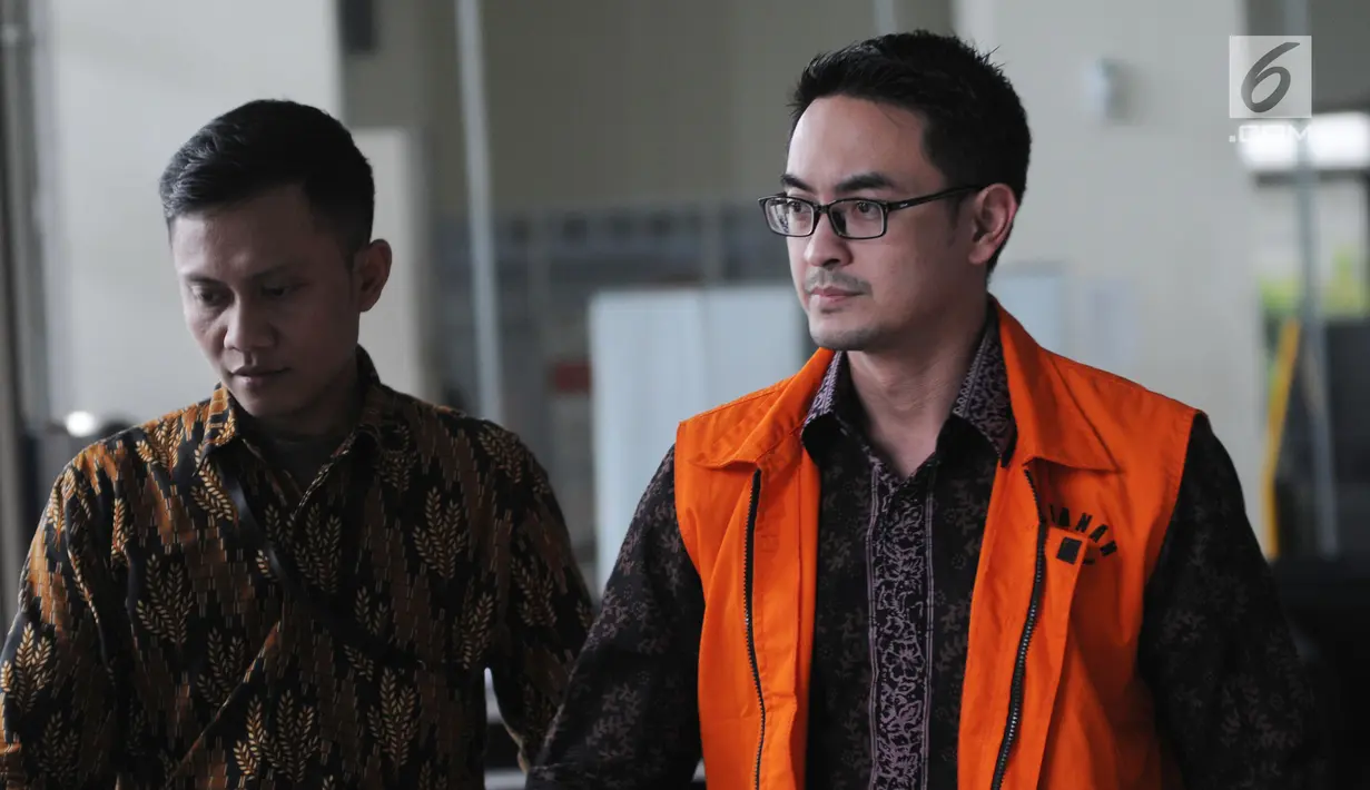 Gubernur Jambi nonaktif Zumi Zola Zulkifli usai menjalani pemeriksaan lanjutan di gedung KPK, Jakarta, Rabu (4/7). Zumi Zola juga diperiksa terkait dugaan suap menerima Gratifikasi proyek-proyek di Provinsi Jambi. (Merdeka.com/Dwi Narwoko)