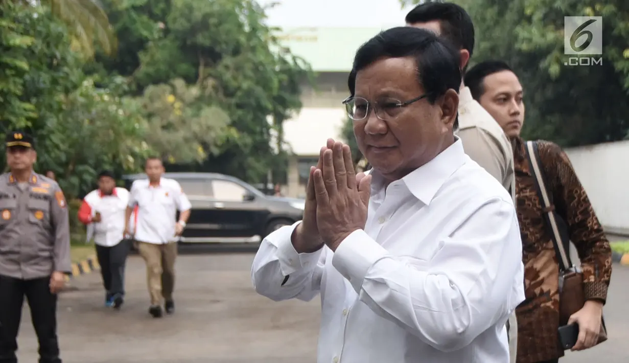 Bakal calon presiden, Prabowo Subianto tiba untuk menjalani tes kesehatan di RSPAD Gatot Soebroto, Jakarta, Senin (13/8). KPU menyelenggarakan tes kesehatan bagi para kandidat capres dan cawapres Pilpres 2019. (Merdeka.com/Iqbal S. Nugroho)