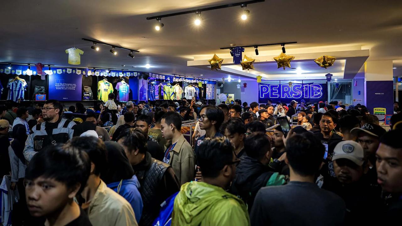 Warga Bandung serbu jersey dan merchandise jelang laga penentuan juara BRI Super League 2025/2025 antara Persib Bandung melawan Persijap Jepara  di Persib Store, Bandung, Sabtu (23/05/2026).