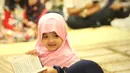 Ekspresinya semakin menggemaskan ketika ia mengganti hijabnya menjadi warna pink. Terlihat dalam foto, ia pun sedang memegang buku Yasin, sambil berdiri di tengah-tengah jamaah pengajian. (Bambang E.Ros/Bintang.com)