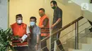 <p>Tersangka kasus dugaan korupsi pengadaan tanah pembangunan SMKN 7 Tangerang Selatan Agus Kartono (kedua kanan) dan Farid Nurdiansyah (kiri) usai menjalani pemeriksaan di Gedung Merah Putih KPK, Jakarta, Selasa (26/4/2022). KPK menahan dua pihak swasta sebagai tersangka kasus dugaan korupsi pengadaan tanah untuk pembangunan SMKN 7 Tangerang Selatan. (Liputan6.com/Faizal Fanani)</p>
