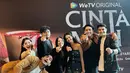 Dalam foto konferensi pers series Cinta Mati ini, kedekatan Aliando dan Richelle sudah terlihat. Meski dirumorkan pacaran, namun Aliando dan Richelle Skornicki belum buka suara. Kedekatan keduanya semakin curi perhatian karena beredar foto keduanya liburan bareng di Pulau Dewata, Bali. Bahkan dalam foto yang beredar terlihat Aliando merangkul Richelle Skornicki. (Liputan6.com/IG/@chelle.gs)
