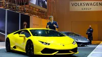 Presiden dan CEO Automobili Lamborghini  Stephan Winckelmann, berbicara disamping Lamborghini Huracan.