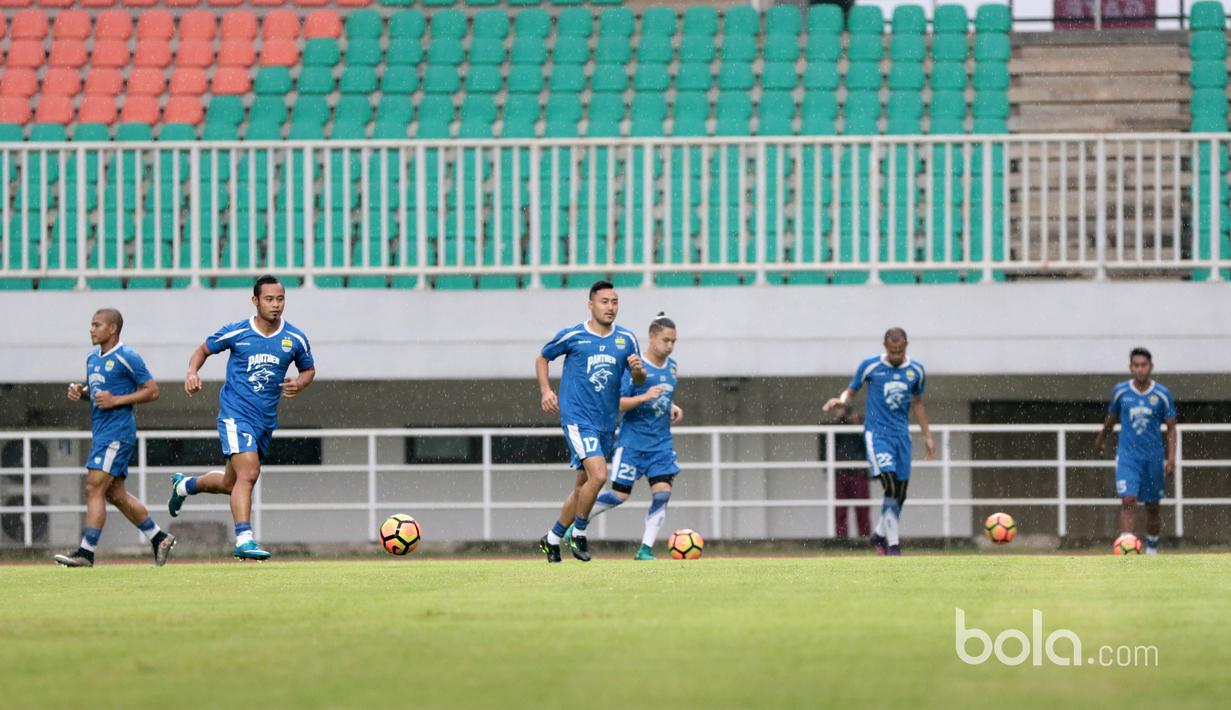 Atep dan rekan-rekannya muai berlatih jelang perebutan tempat ketiga Piala Presiden 2017 melawan Semen Padang saat hujan gerimis menerpa Stadion Pakansari, Bogor, Jumat (10/3/2017). (Bola.com/Nicklas Hanoatubun)