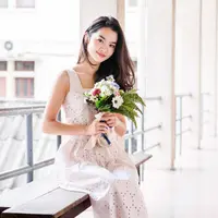 ilustrasi perempuan baik membawa bunga/Pumidol/Shutterstock