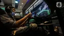 Pembalap maupun pehobi mengikuti balap virtual dengan alat simulator di kantor P1 Akademi Digital Motorsport Indonesia (ADMI), Jakarta Selatan, Kamis (5/11/2020). Di sana, siapapun bisa merasakan sensasi membalap secara digital di balik kemudi simulator mobil yang canggih. (Liputan6.com/Johan Tallo)