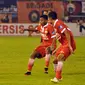 Pemain Semen Padang, Hendra Adi Bayauw, berusaha melewati pemain Persija Jakarta pada laga terakhir Grup D babak 8 besar Piala Jenderal Sudirman di Stadion Manahan, Solo, Minggu (20/12/2015) malam WIB.(Bola.com/Romi Syahputra)