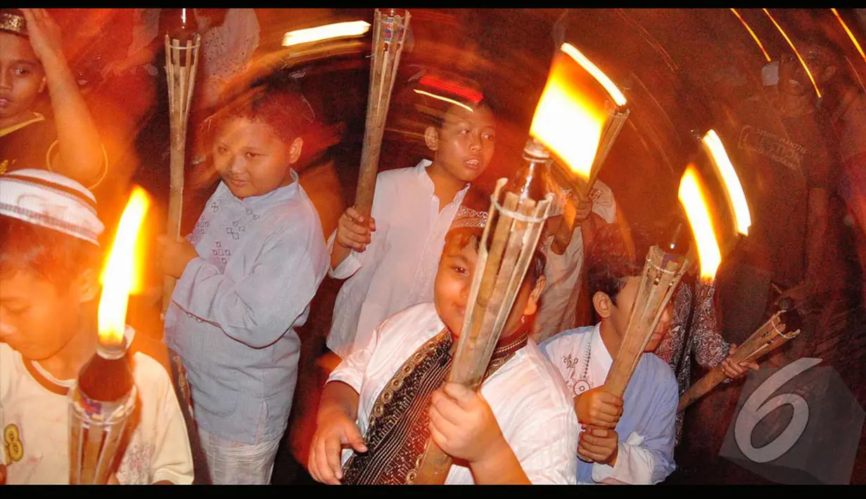 Para bocah ini sangat antusias melakukan pawai obor pada saat malam takbiran di Matraman, Jakarta (Liputan6.com/Faizal Fanani)