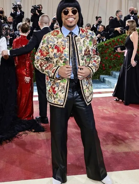 <p>Menyesuaikan Met Gala 2022 yang bertemakan Gilded Glamour, pelantun Leave The Door Open itu tampil bergaya eksentrik dan mewah mengenakan busana keluaran Gucci. (Instagram/Gucci).</p>