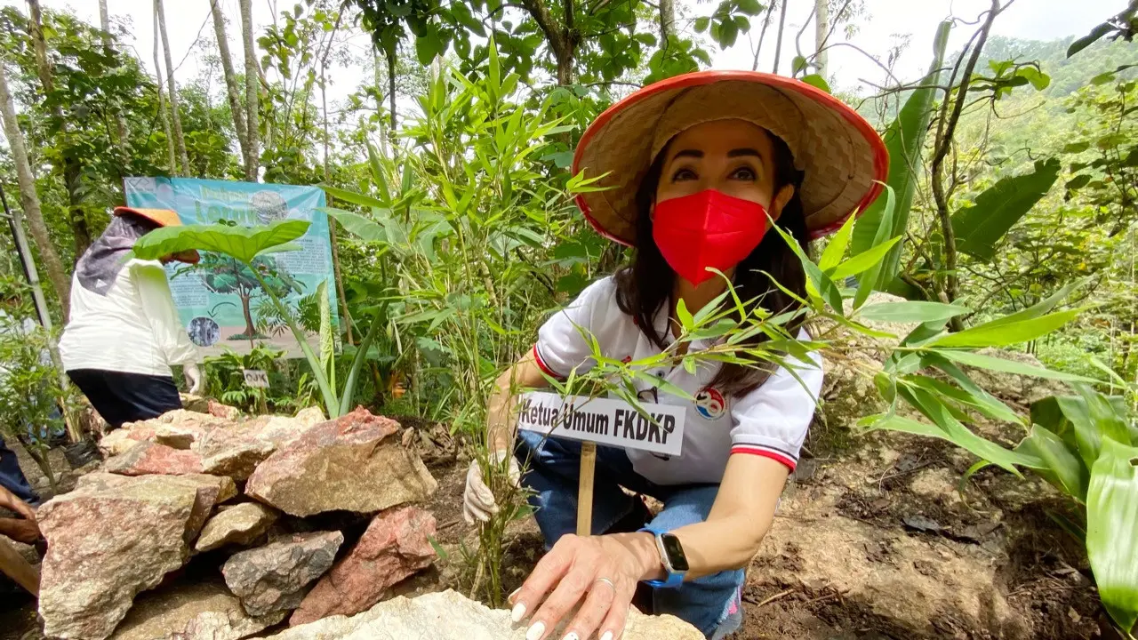 Penanaman Bibit Bambu oleh PPATK dan FKDKP