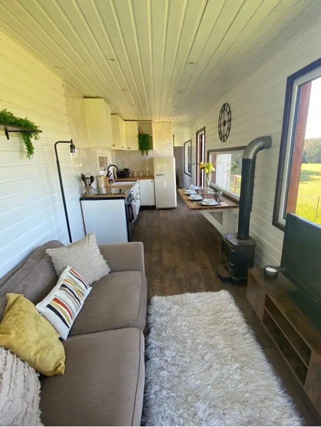 Transformasi Truk Trailer Tua Jadi Rumah Modern Minimalis yang Bisa Dipindah ke Mana-Mana