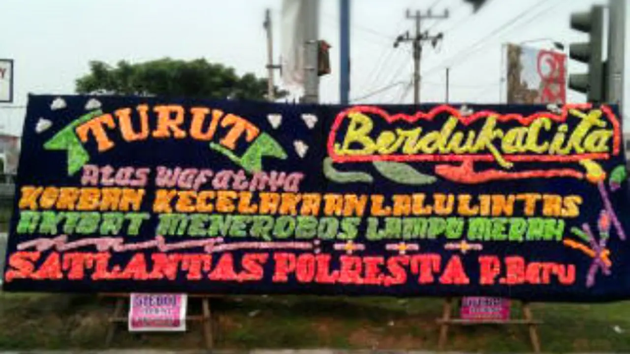 20150827-kecelakaan lalu lintas-karangan bunga
