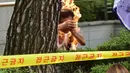 Seorang Pria membakar dirinya sendiri saat menggelar aksi unjuk rasa di depan Kantor Kedubes Jepang di Seoul, Korea Selatan, Rabu (12/8/2015). Menurut kantor berita lokal, pria tersebut berusia sekitar 80 tahun. (AFP PHOTO/JUNG YEON-JE)
