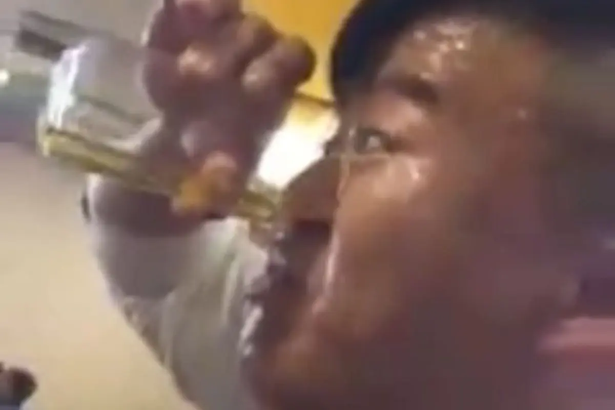 Hebat, Pria Ini Minum Bir Lewat Hidung!