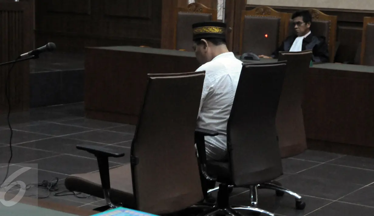 Panitera PTUN Medan, Syamsir Yusfan duduk lesu saat sidang vonis di Pengadilan Tipikor, Jakarta, Kamis (3/12/2015). Syamsir divonis tiga tahun penjara karena terbukti menerima suap sebanyak dua kali dengan total 2000 USD. (Liputan6.com/Helmi Afandi)
