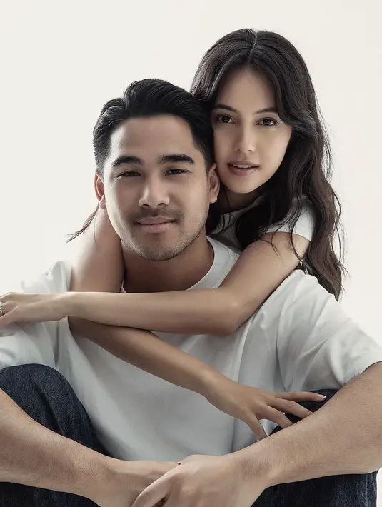 Konsep simple dan timeless nampak dipilih keduanya untuk pemotretan prewedding.  Gaya busana mereka menarik untuk disimak dan dijadikan inspirasi. [@anggikabolsterli].