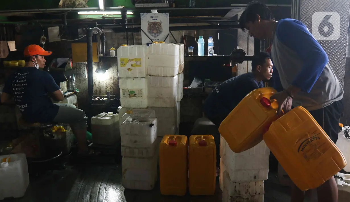 Aktivitas pedagang minyak goreng curah di pasar Cipete, Jakarta, Kamis (17/9/2022). Kini, minyak goreng satu harga yakni Rp 11.500 untuk minyak goreng curah per liter, Rp 13.500 untuk minyak kemasan sederhana dan Rp 14.000 untuk minyak goreng medium tidak berlaku. (Liputan6.com/Herman Zakharia)