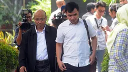 Plt Direktur Operasional PLN Batu Bara, Djoko Martono usai menjalani pemeriksaan oleh penyidik di Gedung KPK, Jakarta, Kamis (25/4).  Djoko Martono diperiksa sebagai saksi untuk tersangka Direktur Utama PLN nonaktif Sofyan Basir terkait kasus dugaan suap proyek PLTU Riau-1. (merdeka.com/Dwi Narwoko)