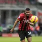 Penyerang AC Milan, Junior Messias (kanan) berebut bola dengan pemain Udinese, Rodrigo Becao pada pertandingan lanjutan Liga Serie A Italia di stadion San Siro di Milan, Italia, Sabtu (26/2/2022). Dengan hasil ini, AC Milan masih berada di puncak klasemen dengan 57  poin. (AP Photo/Luca Bruno)