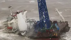 Sebuah kapal setelah pecah menjadi dua di tengah Topan Chaba, selama operasi penyelamatan anggota awak di Laut China Selatan 160 mil laut barat daya Hong Kong (2/7/2022). Puluhan awak dinyatakan hilang usai kapal mereka terbelah dua akibat gelombang kuat yang dipicu terjangan Topan Chaba.  (Handout/GOVERNMENT FLYING SERVICE/AFP)