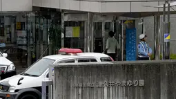 Seorang polisi berjaga di luar lokasi serangan penusukan sarana difabel Tsuki Yamayuri-en di Sagamihara, barat Tokyo, Selasa (26/7). 19 orang tewas dalam serangan yang dilakukan seorang pria dengan menggunakan pisau. (Toshifumi Kitamura/AFP)