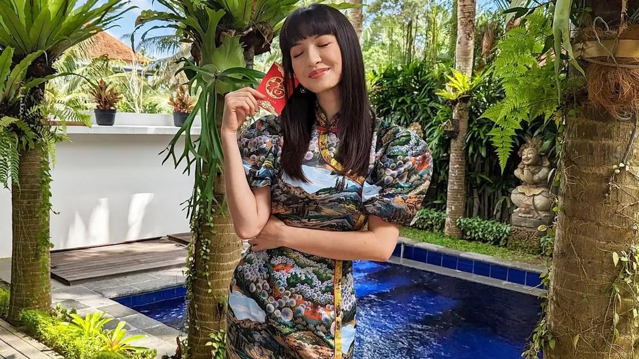 Raline Shah Gunakan Gaun Cheongsam, Bikin Salfok Sampai Dikira Lisa Blackpink