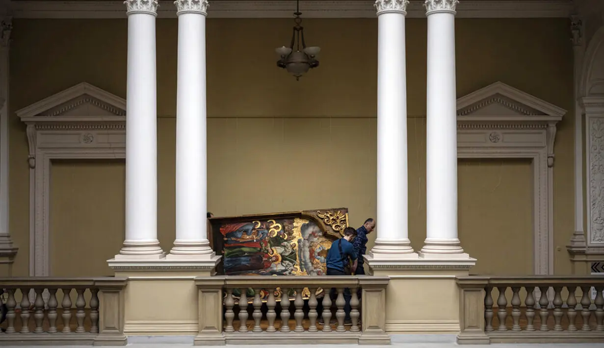 Pekerja memindahkan Kabar Sukacita kepada Perawan Terberkati dari Bohorodchany Iconostasis di Museum Nasional Andrey Sheptytsky untuk persiapan keselamatan jika terjadi serangan di Kota Lviv, Ukraina, 4 Maret 2022. Pintu-pintu museum ditutup sejak perang Rusia di Ukraina. (AP Photo/Bernat Armangue)