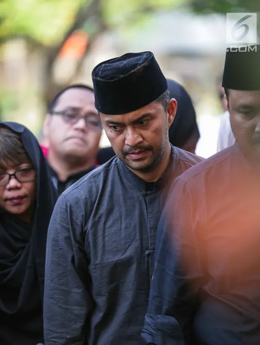 Ekspresi Anjasmara dalam pemakaman sang ayah, Benny Soemarno di TPU Karet Bivak, Jakarta, Senin (2/4). Benny Soemarno meninggal karena sakit. (Liputan6.com/Faizal Fanani)