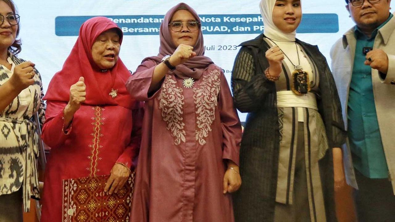 Ketiga, meningkatkan kesadaran dan pemahaman yang benar dan sama tentang kesetaraan penyandang disabilitas dan ragamnya di sektor kepemiluan.