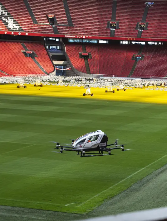 Sebuah taksi pesawat tak berawak saat uji coba di Amsterdam Arena, Belanda (16/4). Taksi pesawat tak berawak ini dapat membawa dua orang hingga 210 Kilogram dan memiliki bagasi kecil. (AFP Photo/ANP/Evert Elzinga)