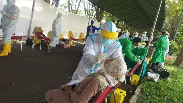 Pertamina dengan Pemerintah Kabupaten Indramayu melakukan proses pemulangan warga terdampak insiden terbakarnya tangki di area T-301 Kilang Balongan. (Dok Pertamina)