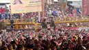 Umat Hindu mendengarkan seorang pemimpin agama saat Festival Magh Mela di Sangam, pertemuan Sungai Gangga - Sungai Yamuna, Prayagraj, Uttar Pradesh, India, 31 Januari 2023. Ratusan ribu peziarah Hindu diperkirakan akan berenang dalam pertemuan tersebut, berharap bisa menghapus dosa selama festival sebulan penuh. (AP Photo/Rajesh Kumar Singh)