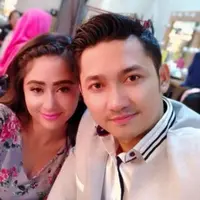 Dewi Perssik menjelaskan Angga Wijaya masih single dan bukan suami orang saat bertemu dengan dirinya (Instagram/@dewiperssikreal)