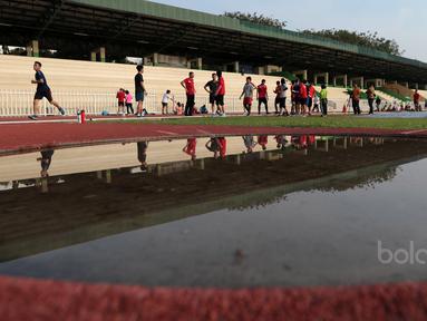 Suasana sesi latihan fisik atlet Taekwondo di GOR Rawamangun, Jakarta, (12/7/2017). (Bola.com/Nicklass Hanoatubun)