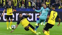Gelandang Barcelona, Antoine Griezmann, melepaskan tendangan ke gawang Borussia Dortmund pada Liga Champions di Stadion Signal Iduna Park, Selasa (18/9/2019). Kedua tim bermain imbang 0-0. (AP/Martin Meissner)