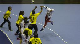 Atlet bola tangan Indonesia, Claudia Finka Wiranata, saat melawan Malaysia pada laga Asian Games 2018 di GOR Popki Cibubur, Jakarta Timur, Selasa (14/8/2018). Indonesia menang 23-15 atas Malaysia. (Bola.com/Vitalis Yogi Trisna)