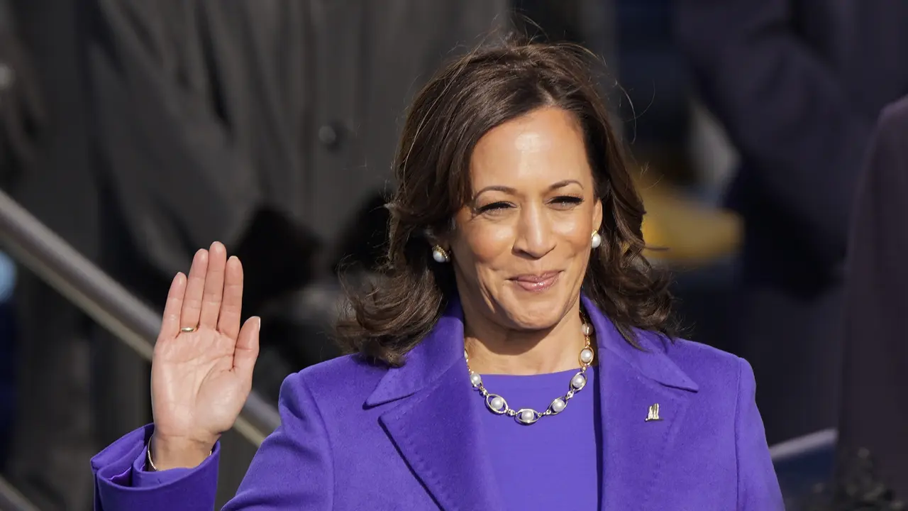 Kamala Harris saat dilantik menjadi Wapres AS. (AP Photo/Andrew Harnik)