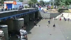 Ratusan Warga Desa Boyolangu, Tulungagung, Jawa Timur. Memenuhi aliran sungai Boyolangu. Mereka berebut mencari ikan yang mabuk karena pintu dam sungai Kali Dawir dibuka.