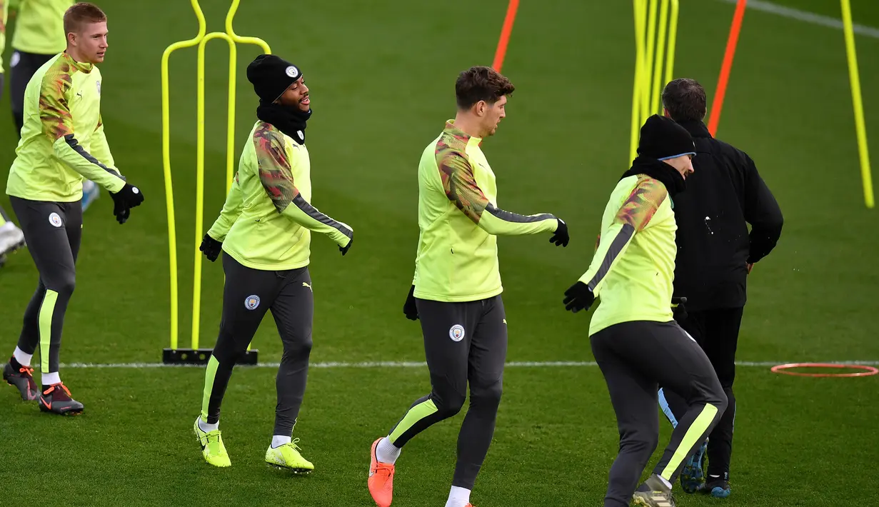 Pemain Manchester City Kevin De Bruyne (kiri), Raheem Sterling (kedua kiri), John Stones (kedua kanan) berlatih jelang menghadapi Shakhtar Donetsk pada pertandingan Grup C Liga Champions di City Football Academy, Manchester, Inggris, Senin (25/11/2019). (Paul ELLIS/AFP)