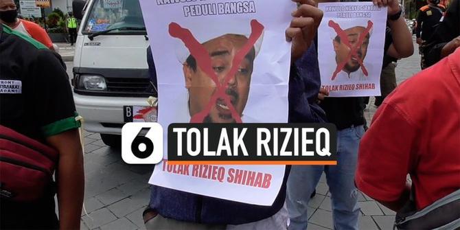 VIDEO: Foto Dicoret, Warga Yogyakarta Demo Tolak Rencana Kedatangan Rizieq Shihab