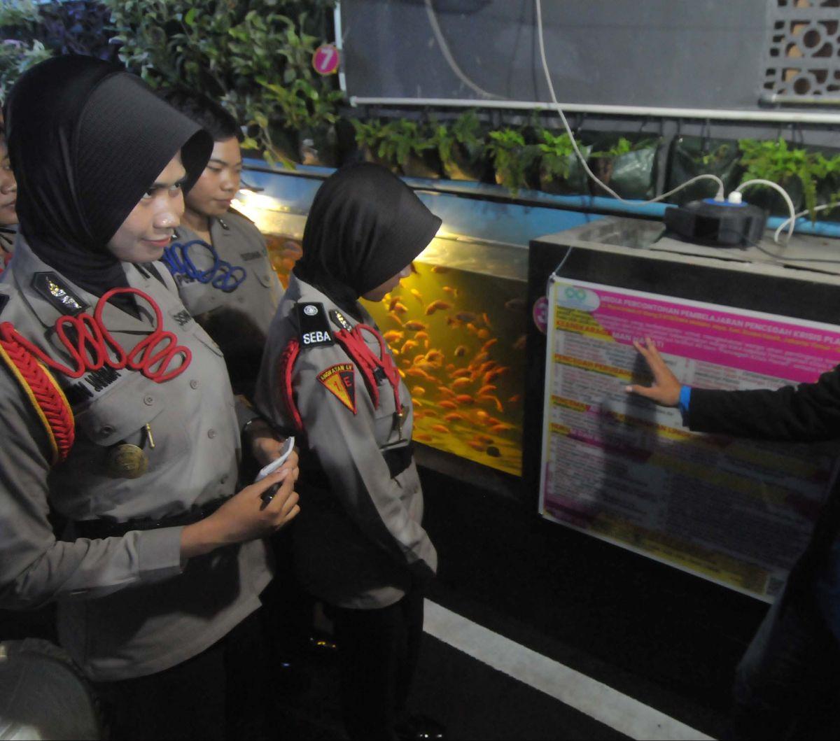 Sejumlah siswa Bintara Polwan melihat kolam gizi yang dibangun warga RT008/RW04 Malaka Jaya, Duren Sawit, Jakarta Timur, Kamis (2/5/2024). Berlokasi di pinggiran Gang 8 Jalan Nusa Indah IV, kolam gizi ini menarik perhatian siswa Bintara Polwan karena mem