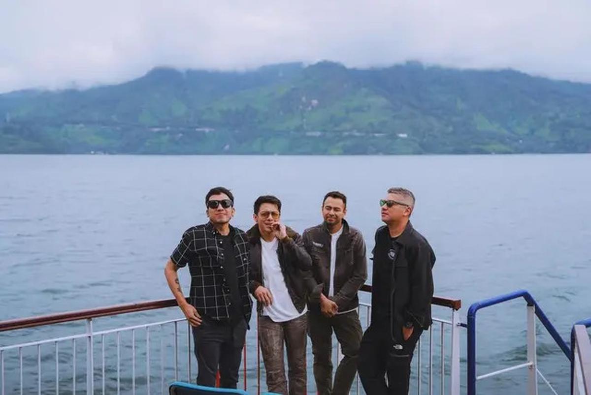 6 Potret Raffi Ahmad, Gading Marten, Desta dan Ariel Noah di Danau Toba, Pose di Kapal Hingga Naik Moge