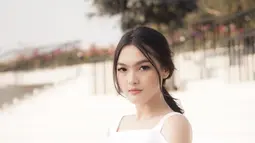 Baju dengan model off shoulder putih yang dipadukan rok plisket hitam adalah perpaduan sempurna. Penampilan monochrome gadis berwajah manis ini terlihat stylish dan modis. (Liputan6.com/IG/@anariana27)