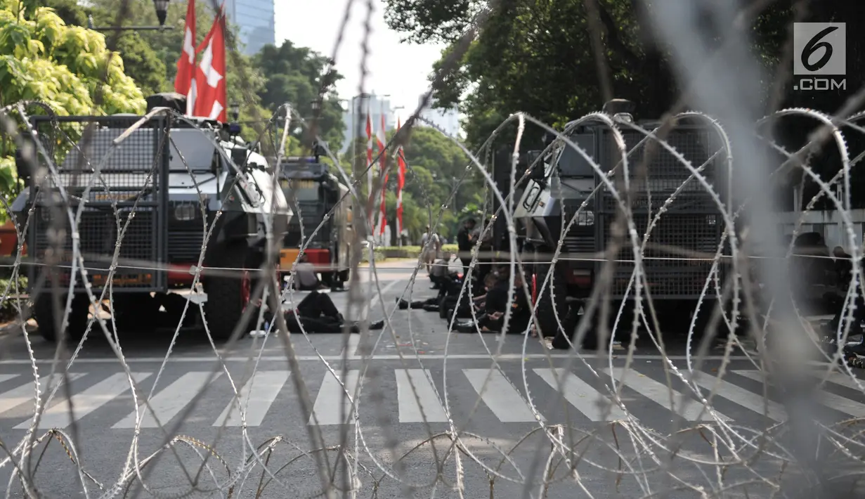 Kendaraan taktis disiagakan di sekitar Gedung KPU, Jakarta Pusat, Minggu (30/6/2019). Aparat kepolisian memperketat penjagaan KPU dengan menutup Jalan Imam Bonjol menjelang rapat pleno terbuka penetapan pasangan calon presiden dan wakil presiden terpilih Pemilu 2019. (merdeka.com/Iqbal S Nugroho)