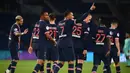 Pemain PSG merayakan gol yang dicetak Kylian Mbappe ke gawang Angers pada laga lanjutan Liga Prancis di Parc des Princes Stadium, Sabtu (3/10/2020) dini hari WIB. PSG menang 6-1 atas Angers. (AFP/Franck Fife)